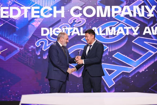 رئيس الوزراء نيكول باشينيان يقدم جائزة لمشروع دارين أنلاين في منتدى إد تيك لمنظمة الاتحاد 
الاقتصادي الأوراسي بكازاخستان 