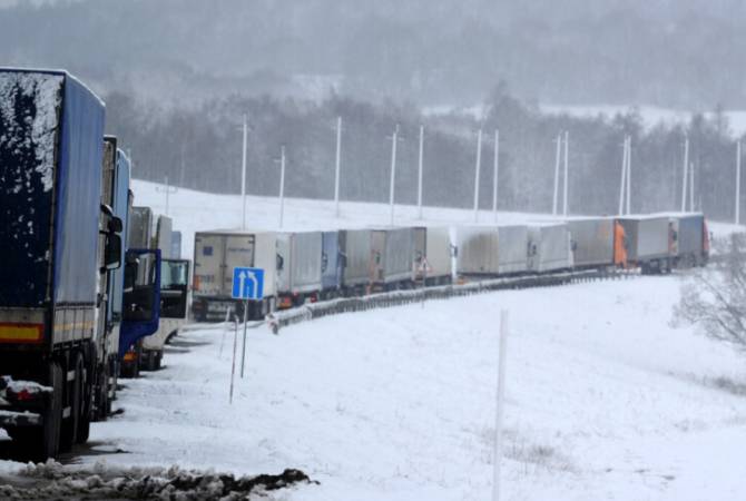 Военно-Грузинскую дорогу закрыли для всех видов транспорта из-за угрозы лавины