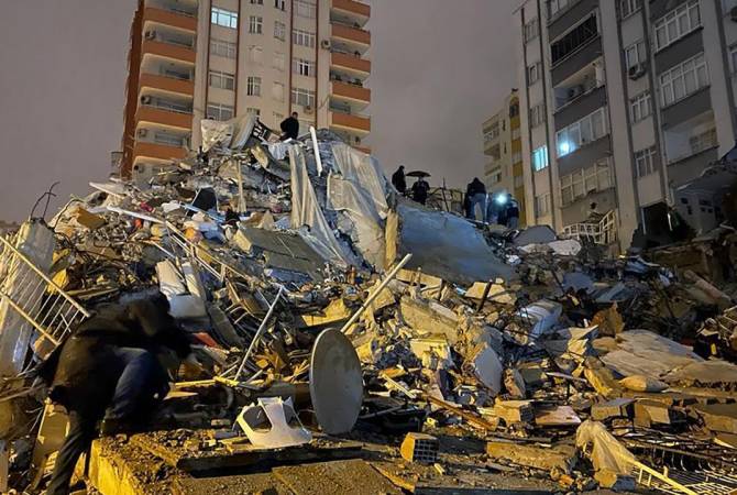 Число жертв землетрясения в Турции возросло до 284 человек