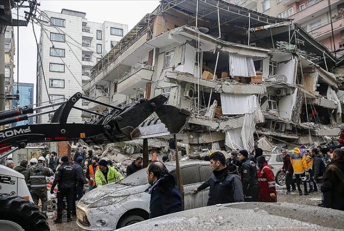 EU sends rescue teams to Turkey after deadly earthquake 
