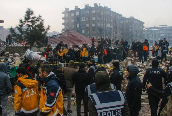 В Турции приспустили флаги из-за траура по жертвам землетрясения