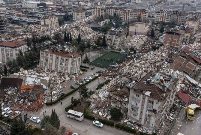 Plus de 5 200 morts en Turquie et en Syrie à la suite d'un tremblement de terre

