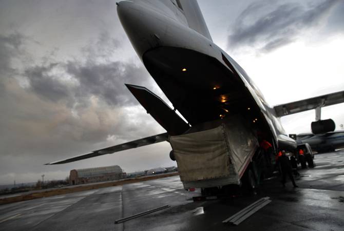 Pesawat yang membawa regu penyelamat Armenia mendarat di Turki.  Bersinar