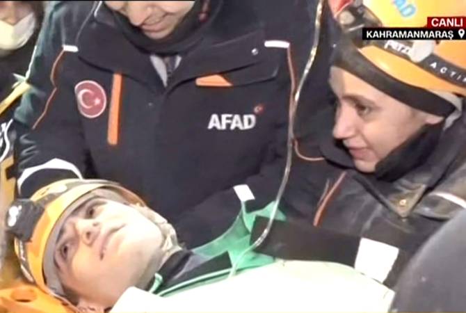 Через 119 часов после землетрясения в Турции из-под завалов живым вытащили 16-
летнего подростка