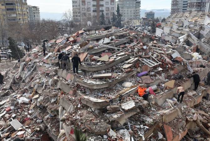  В Турции 8 человек арестованы по делу о недоделках в обрушившихся зданиях 