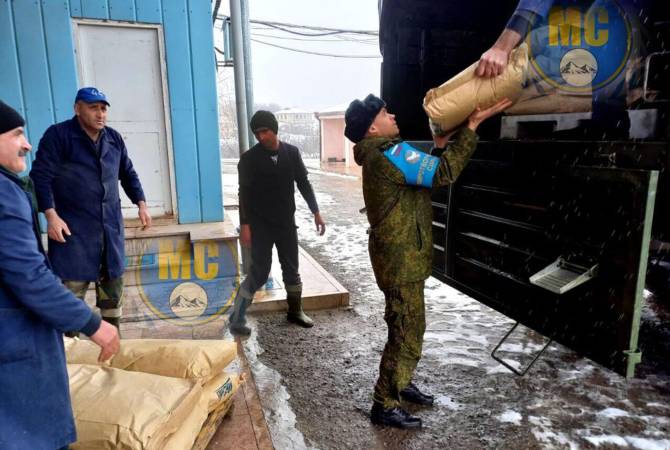 Российские миротворцы доставили жителям Арцаха более 35 тонн гуманитарного 
груза