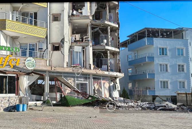 Число жертв разрушительных землетрясений в Турции превысило 42 000