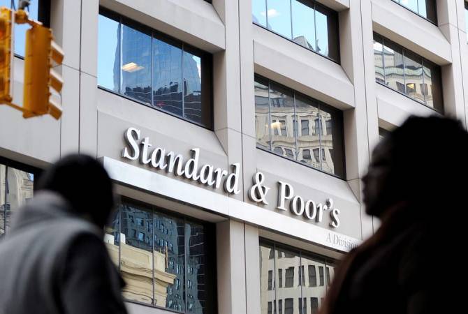  Standard and Poor's подтвердило суверенный рейтинг РА, изменив прогноз B+ со 
