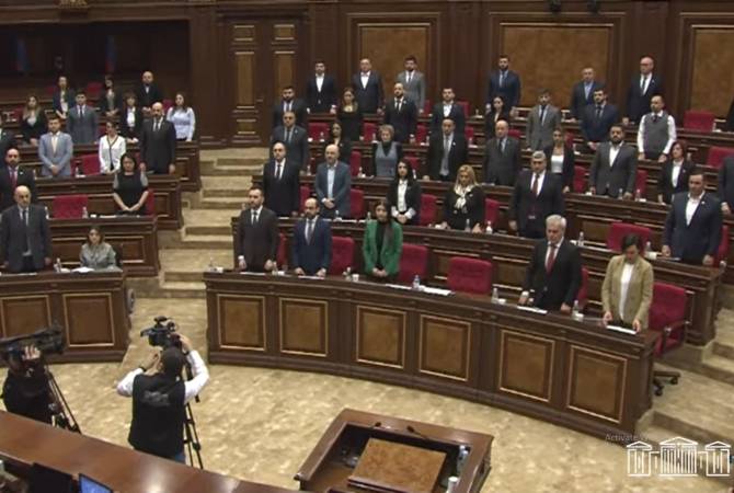 Le Parlement arménien observe une minute de silence à la mémoire des victimes du 
pogrom de Soumgaït 