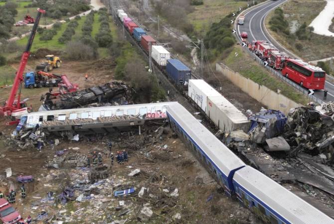 Число жертв столкновения поездов, произошедшего в Греции, достигло 36 человек, 
в стране объявлен трехдневный траур