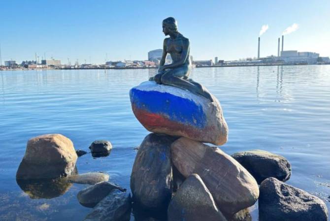 СМИ: символ Копенгагена "Русалочку" окрасили в цвета российского флага