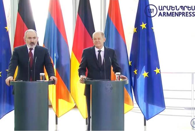 رئيس الوزراء نيكول باشينيان ينفي بمؤتمر صحفي مع المستشار الألماني أولاف شولز أن أرمينيا 
تلتف على العقوبات على روسيا
