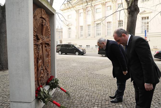 Berlin'de Ermenistan Başbakanı Ermeni Soykırımı kurbanlarının anısına saygı duruşunda 
bulundu
