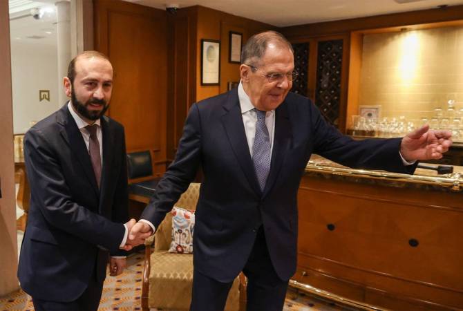 وزير خارجية أرمينيا آرارات ميرزويان يلتقي بنظيره الروسي سيرجي لافروف في نيودلهي