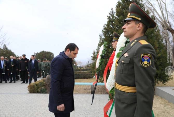По случаю 64-летия Вазгена Саргсяна министр обороны Армении посетил воинский 
пантеон «Ераблур»  