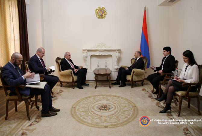  Секретарь Совета безопасности Армении принял новоназначенного посла Грузии 
