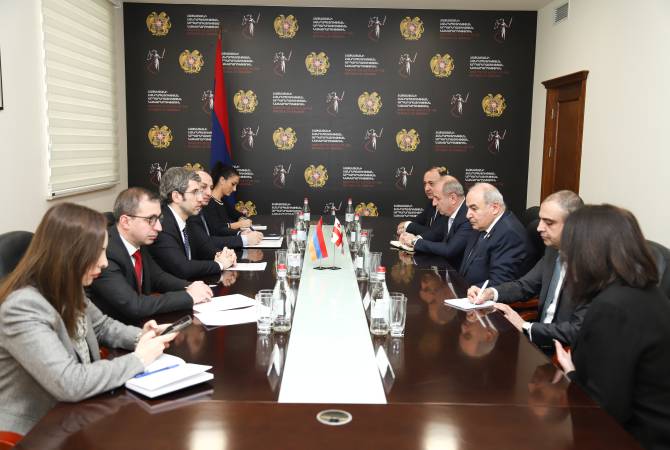  Министр юстиции Армении и посол Грузии обсудили реформы в судебной и правовой 
сферах  