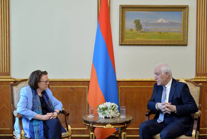 На встрече с послом Финляндии президент Армении подчеркнул, что Баку 
уклоняется от выполнения решения Гаагского суда 