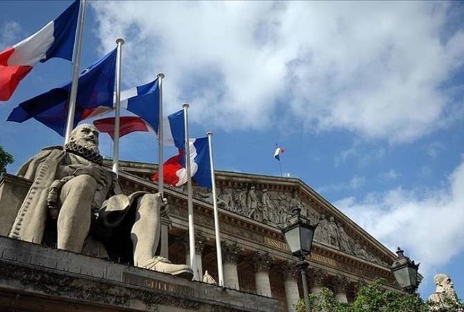  Коалиция левых сил парламента Франции заявила о поддержке вотума недоверия 
правительству 