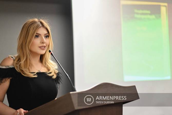 Marianna Shahparonyan yang dipulangkan menyerahkan bukunya “Menuju Armenia” ke pengadilan pembaca