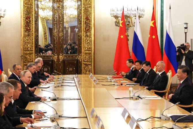 Para pemimpin Rusia dan China bersama-sama menandatangani dua dokumen