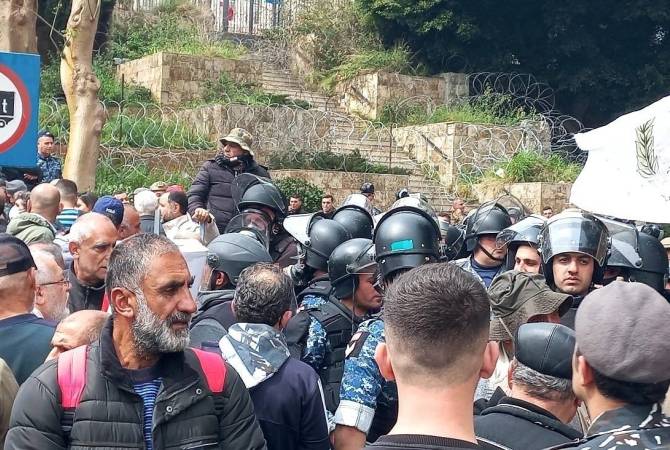 Demonstran berusaha menduduki istana pemerintah di pusat kota Beirut