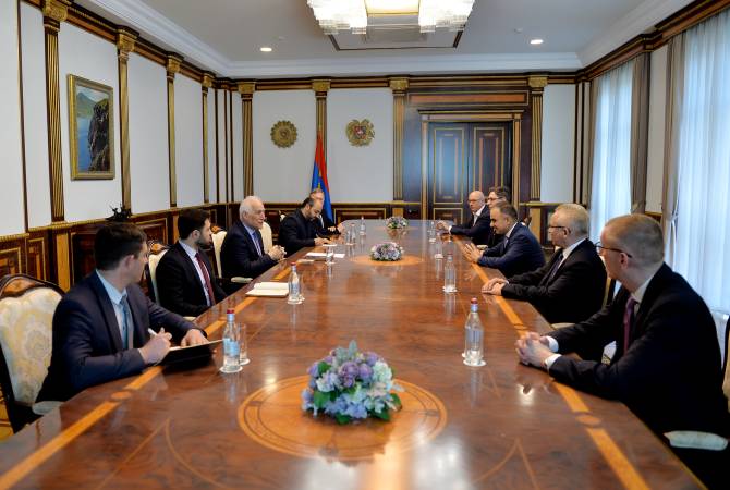 Presiden Republik Armenia dan anggota Dewan Pengawas Bursa Efek Armenia membahas prasyarat yang diperlukan untuk pengembangan pasar modal Armenia