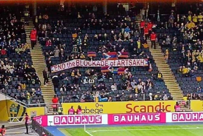 На футбольном матче Швеция-Азербайджан были подняты флаги Армении и Арцаха 
и плакат с призывом прекратить блокаду Арцаха