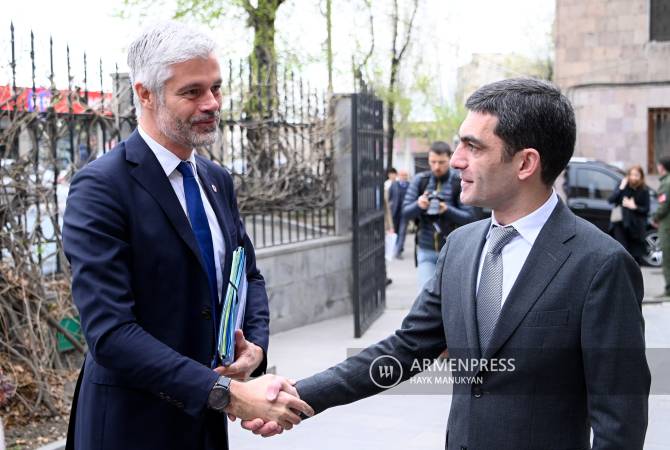 رئيس منطقة أوفيرني رون ألب الفرنسية لوران ووكيز يلتقي وزير خارجية آرتساخ-ناغورنو كاراباغ- 
سيرجي غازاريان في يريفان