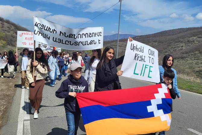 Женщины Арцаха провели мирную акцию, пройдя маршем к началу дороги, ведущей 
к городу Шуши 