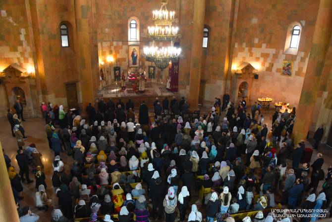  Президент Арутюнян принял участие в Божественной литургии по случаю праздника 
Св. Воскресения Христова 