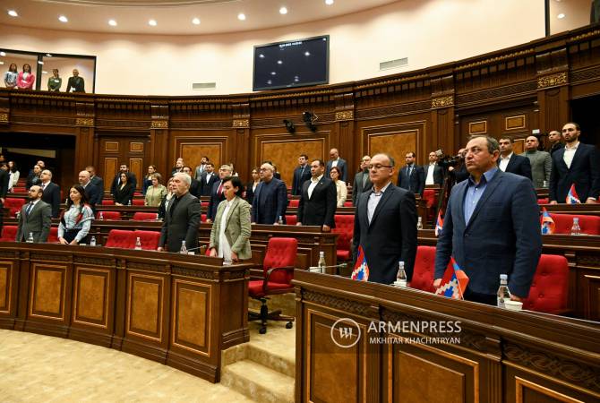 برلمان أرمينيايكرّم بدقيقة صمت أرواح الأبطال الشهداء الذين سقطوا دفاعاً عن الوطن وبالتصدي 
للعدوان الأذري الغاشم البارحة 