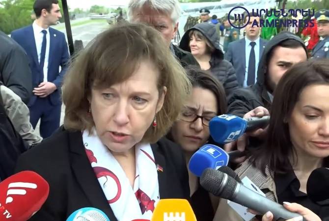 السفيرة الأمريكية بأرمينيا بعد زيارتها نصب تسيسترناكابيرد وإكرامها ذكرى الإبادة الأرمنية تؤكد رفض 
بلادها لأعمال أذربيجان