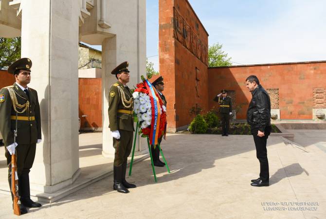 Nagorno Karabakh President, government officials commemorate victims of Armenian 
Genocide