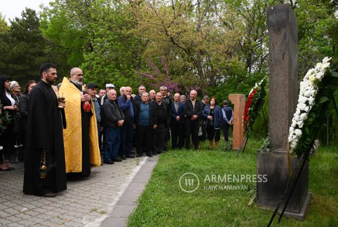 Փախստականներն ու նրանց խնդիրներով զբաղվող մարդիկ Երևանում ծաղիկներ 
խոնարհեցին Սումգայիթի զոհերին նվիրված հուշարձանի մոտ
