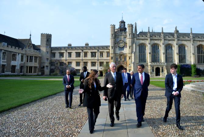 Le Président Vahagn Khatchatourian a donné une conférence à l'Université de Cambridge