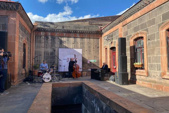 «Армяне в джазе, а джаз во дворе»: в Гюмри проходит ежегодный фестиваль джаза 
HAY-AT JAZZ