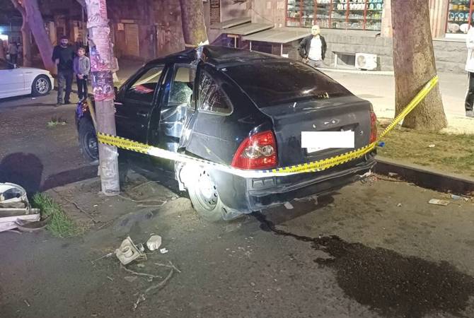 Трое пассажиров автомобиля, врезавшегося в столб ЛЭП в Ереване, 
госпитализированы 