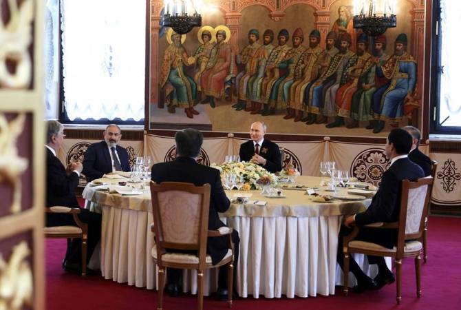 Putin hosts ‘informal breakfast’ for Pashinyan and other visiting leaders on Victory Day