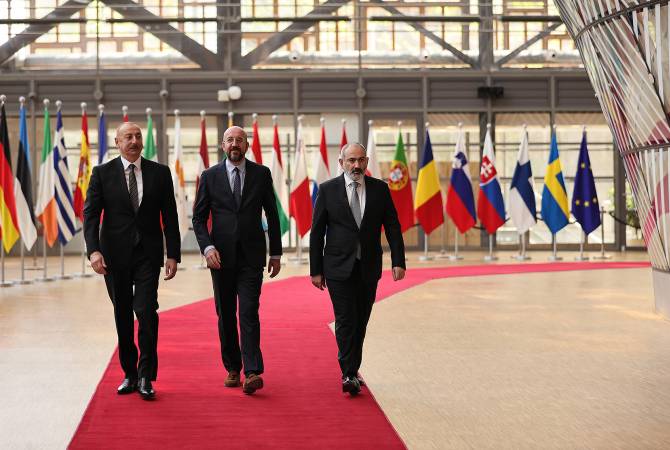  В ходе трехсторонней встречи обсужден широкий круг вопросов армяно-
азербайджанских отношений 