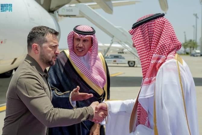 Президент Украины Владимир Зеленский прибыл в Саудовскую Аравию, где 
выступит на саммите Лиги арабских государств