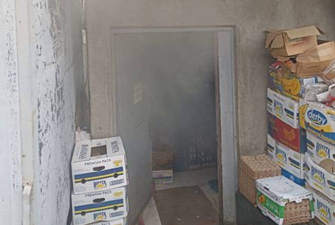  На складе супермаркета на ул. Бекназаряна в Ереване сгорели морозильная камера, 
продукты и напитки 