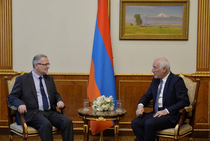Le président Vahagn Khatchatourian a eu une réunion d'adieu avec l'ambassadeur slovène 
Tomaž Mentsin

