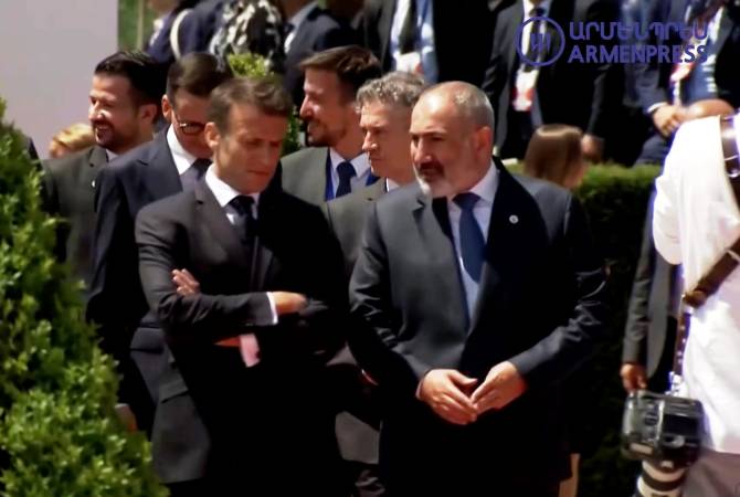 رئيس الوزراء نيكول باشينيان والرئيس الفرنسي إيمانويل ماكرون يجريان لقاءً قصيراً في تشيسيناو-
مولدافيا