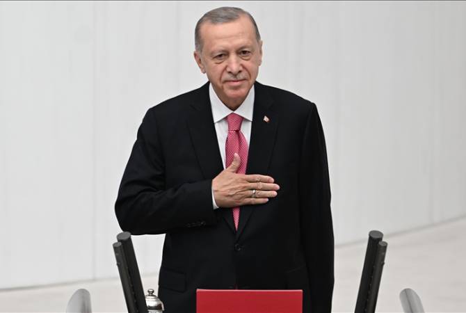 Le président turc Erdogan prête serment pour un troisième mandat présidentiel
 

