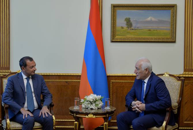 Президент Республики Армения в связи с национальным праздником принял посла 
Республики Италия