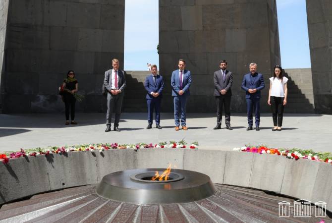 Michael Roth, membre du Bundestag, visite le mémorial du génocide arménien 

