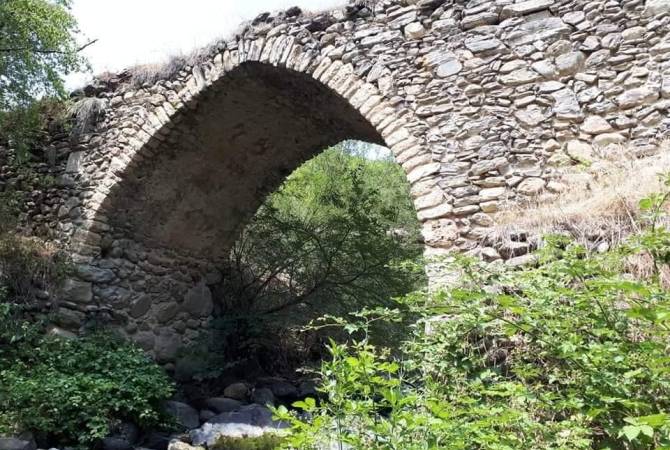 Азербайджанцы разрушили построенный в 19 веке мост Халивори