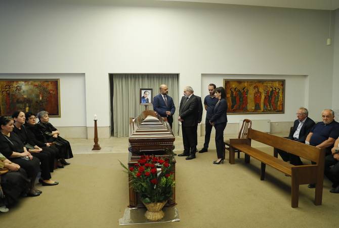 PM Pashinyan, together with his wife, attends the funeral ceremony of Vigen Khachatryan