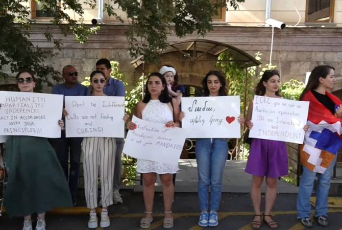 Երևանում մի խումբ քաղաքացիներ ԿԽՄԿ-ից պահանջում են գործուն քայլեր 
ձեռնարկել ԼՂ մուտք գործելու համար 